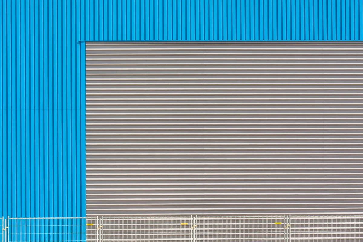 Motorbetriebene industrielle Rollladentür in einer Lagerhauswand