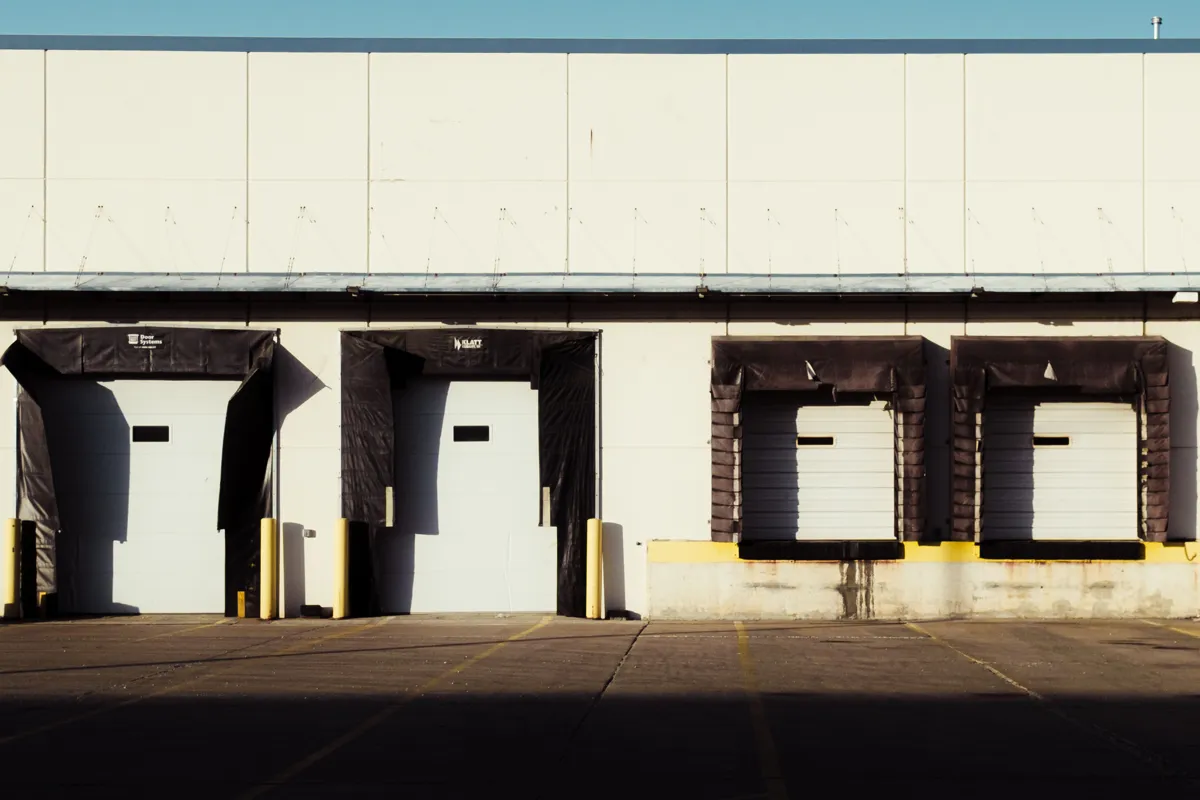 Rangée de portes industrielles de quai de chargement dans un bâtiment de distribution