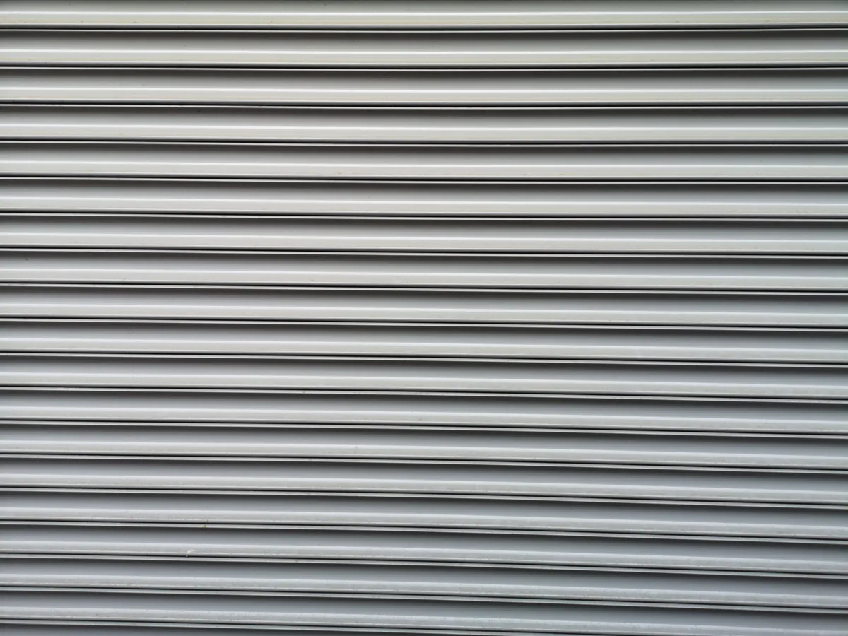 Vue rapprochée d'un rideau de lambrequins en acier galvanisé montrant le profil pour lequel les acheteurs paient