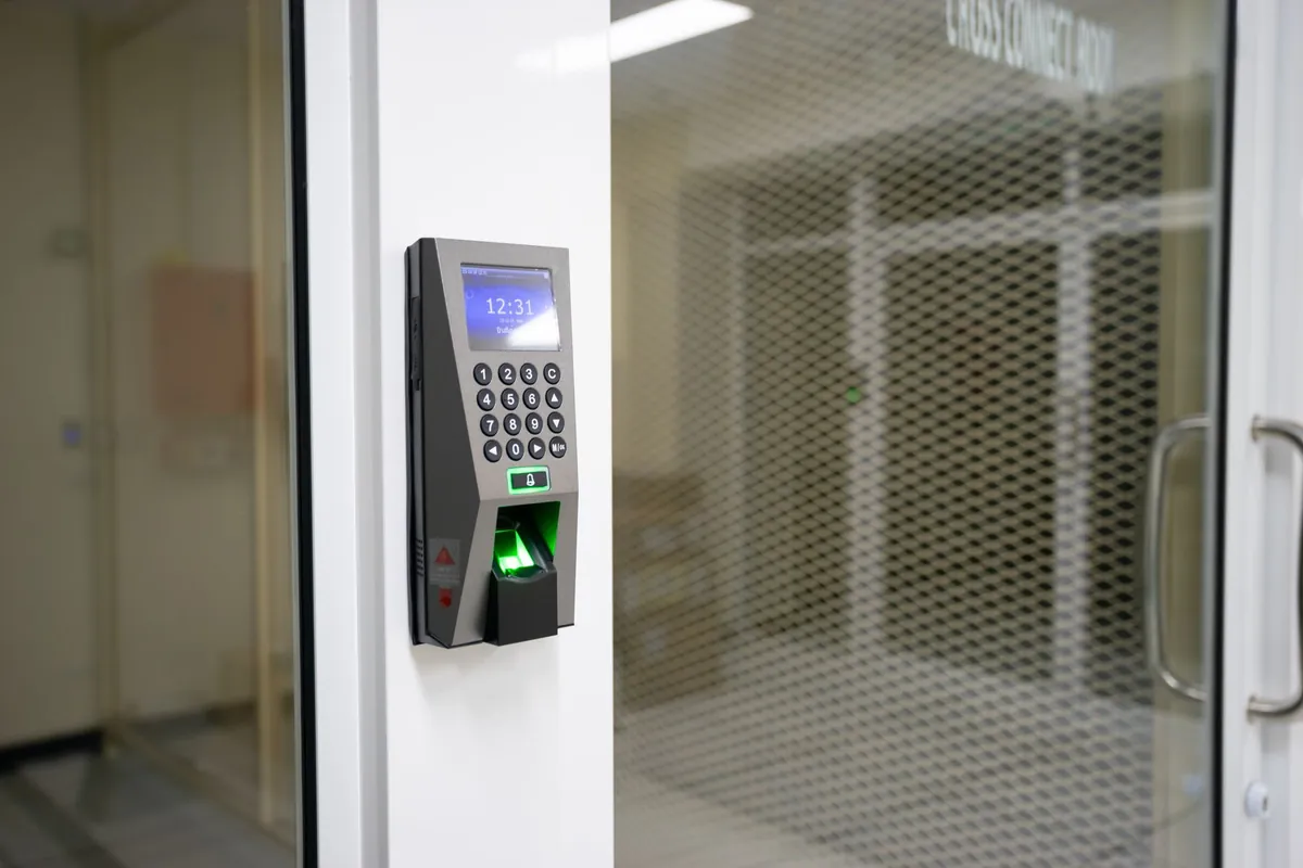 Bedienfeld und Sicherheitssensor für ein automatisiertes Industrietorsystem
